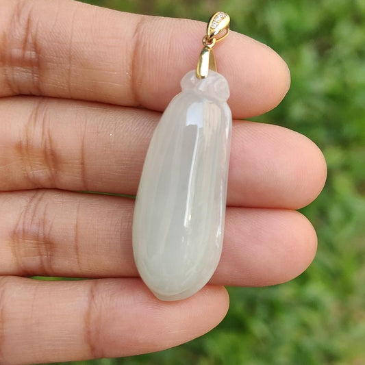 Semi Icy Natural Type A Jadeite Jade crafted with Blessing Melon as Pendant adding 18k gold clasp with certificate weigh 7.46 grams, measurement 36.3 * 14.5 * 8.3 mm (18kp30) Yi Pin Qian