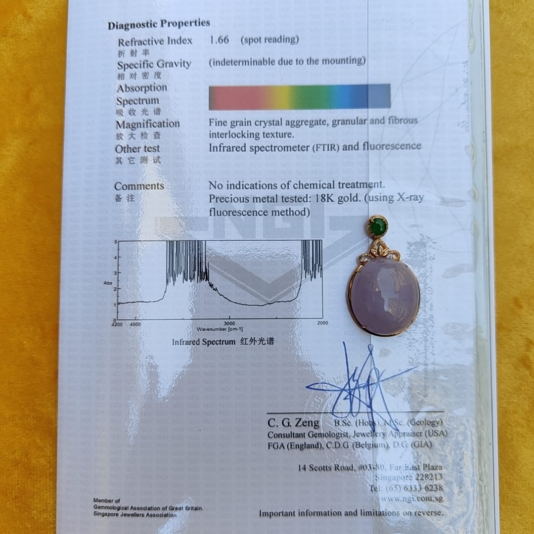 18k Gold setting as pendant with Oval Lavender Cabochon and Green cabochon with NGI Gemstone Report as Natural Type A Jadeite weight 11.80 grams , 24.50 * 21.53 * 11.11 mm , Translucent fine grain crystal aggregate, granular and fibrous texture (18kp7) Yi Pin Qian