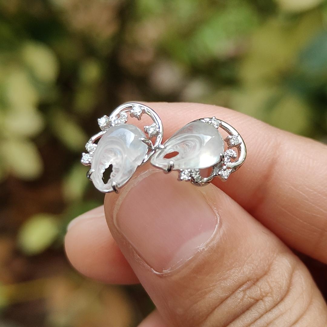A Pair of High-Quality Natural Type A Jadeite Jade crafted as Crab Claws set with 18k gold as Stud Earrings, certificate weighs 1.89 grams (18k05) Yi Pin Qian Jadeites Jade Jewelry ~Your Precious Quintessential ~ Singapore