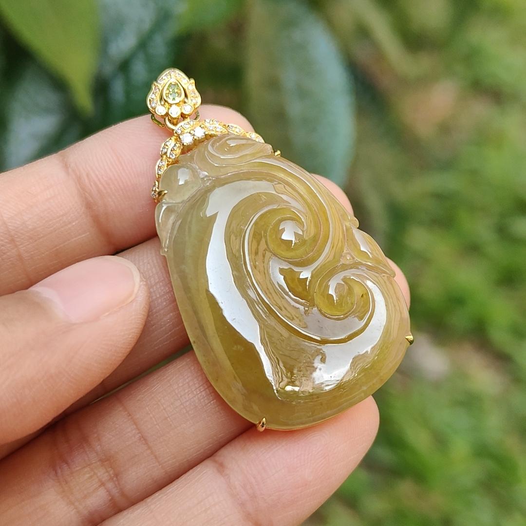 Premium quality Yellow Natural Type A Jadeite Jade set on 18k Gold with diamonds as a pendant necklace with certificate weigh 8.58 grams, measurement 47.6 * 25.5 * 7mm (18kp11) Yi Pin Qian