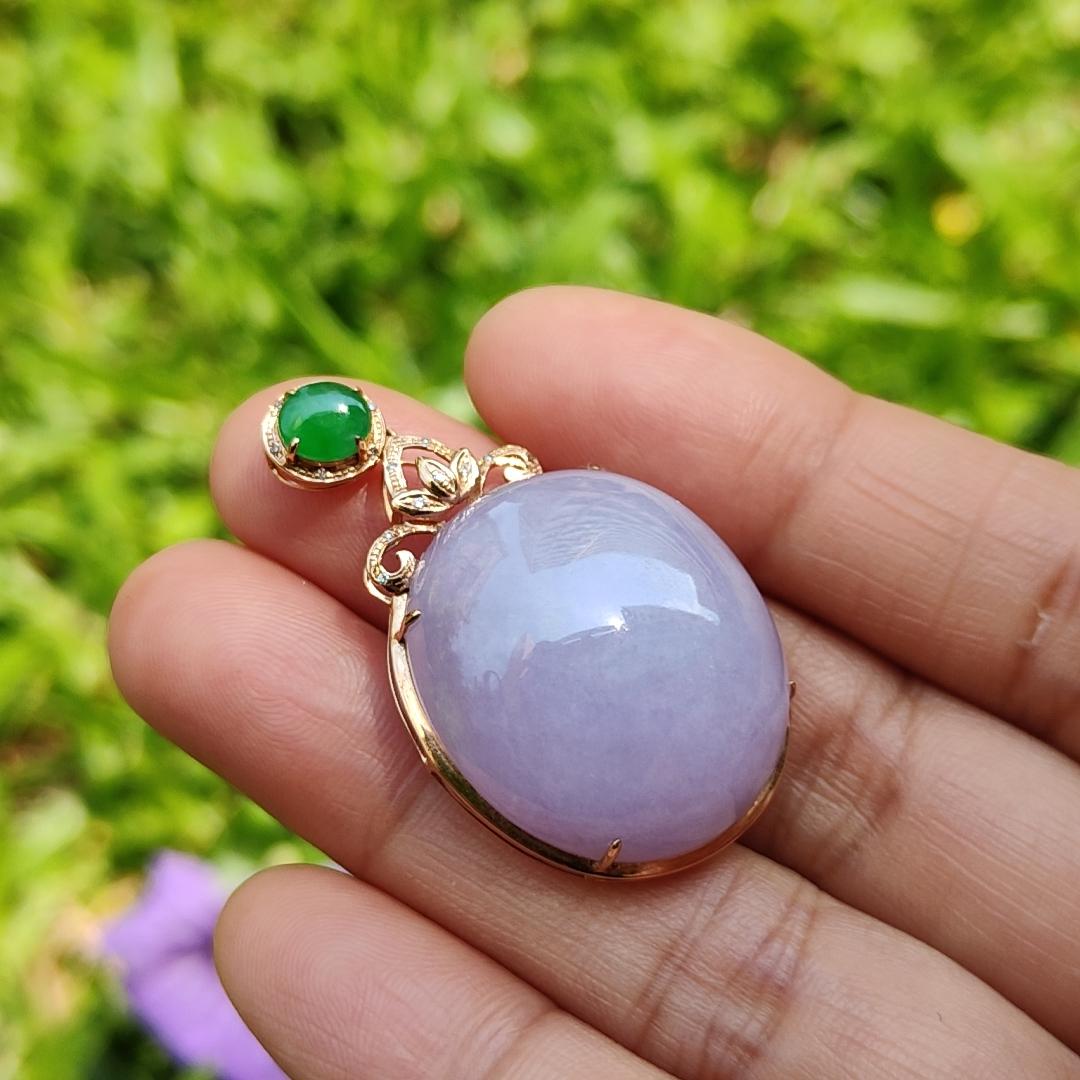 18k Gold setting as pendant with Oval Lavender Cabochon and Green cabochon with NGI Gemstone Report as Natural Type A Jadeite weight 11.80 grams , 24.50 * 21.53 * 11.11 mm , Translucent fine grain crystal aggregate, granular and fibrous texture (18kp7) Yi Pin Qian