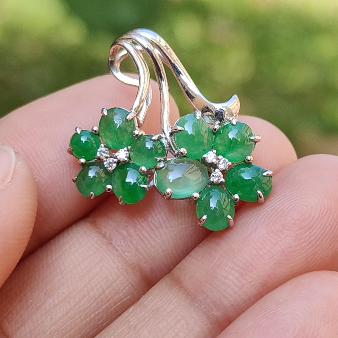 Unique design with 10 Quality Green Natural Type A Jadeite Jade Cabochons set on Quality S925 Silver as Pendant, certificate weigh 2.39 grams (s925p1) Yi Pin Qian