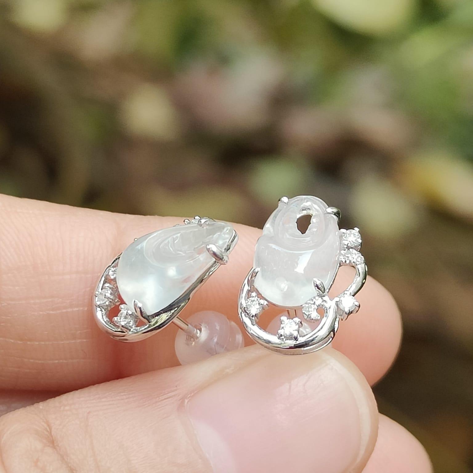 A Pair of High-Quality Natural Type A Jadeite Jade crafted as Crab Claws set with 18k gold as Stud Earrings, certificate weighs 1.89 grams (18k05) Yi Pin Qian Jadeites Jade Jewelry ~Your Precious Quintessential ~ Singapore