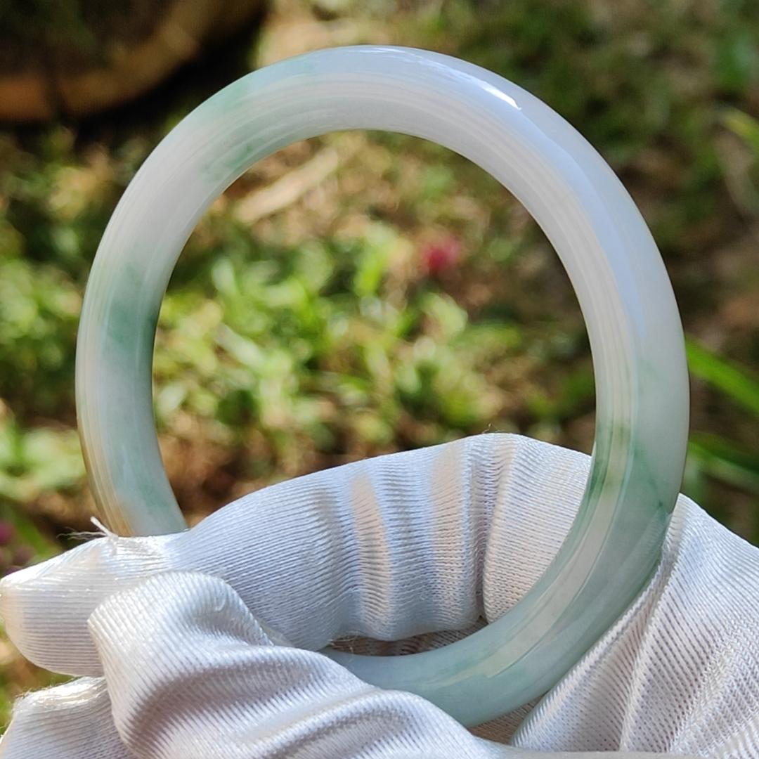 Premium Quality Green and Yellow Natural Type A Jadeite Jade crafted with shapes of Perfect Circle represent Blessed shape bangle, with certificate weigh 36.75 grams, measurement 8.6 * 8.3 (bangle2) Yi Pin Qian