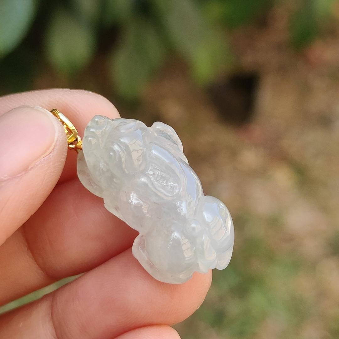 Semi Icy Quality Natural Type A Jadeite Jade crafted as Pixiu set with 18k Gold Clasp as pendant with certificate weigh 6.76 grams, measurement 26.7 * 13.7 * 10.2 mm (18kp33) Yi Pin Qian