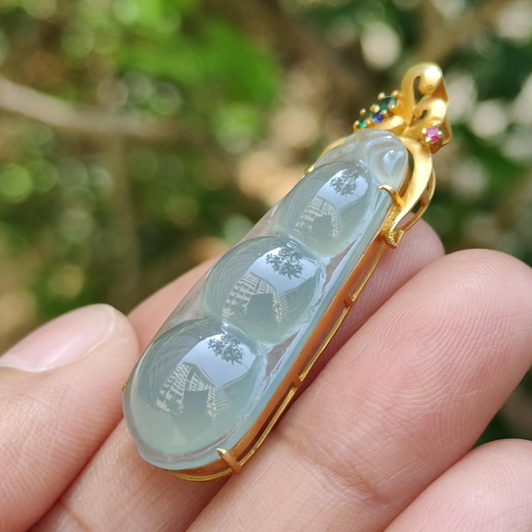 Icy Translucent Premium Quality Natural Type A Jadeite Jade crafted as Bean set on 18k Gold as Pendant, certificate weighs 5.31 grams, measurement 40.6 * 12 * 8 mm (18kp52) Yi Pin Qian