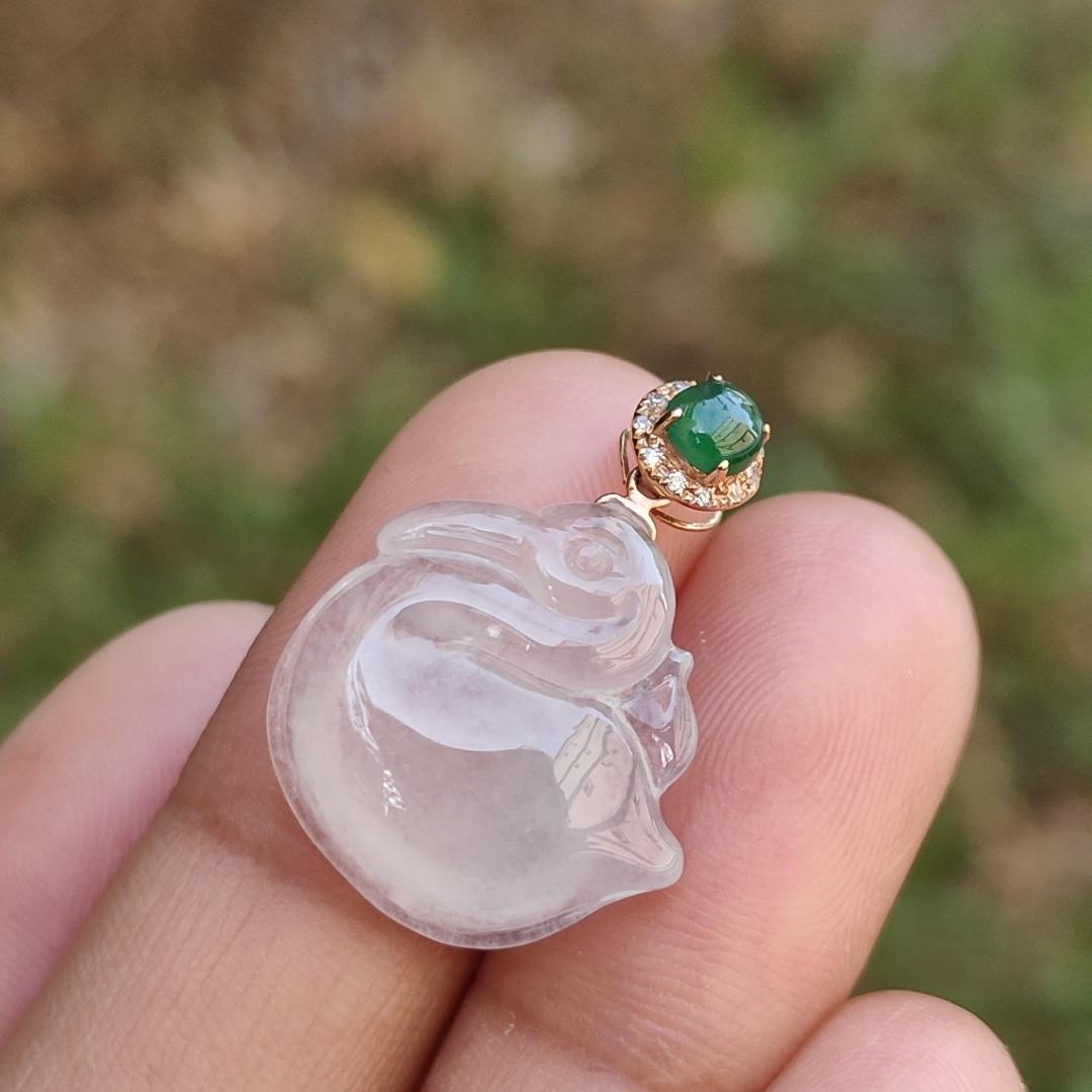 Icy Translucent Natural Type A Jadeite Jade crafted as Swan set on 18k gold clasp with certificate weighs 2.48 grams, measurement 16.9 * 16.3 * 5.1 mm (18kp37) Yi Pin Qian