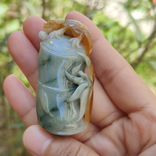 Premium Yellow and Floating Blueish Green (Piaohua) Natural Type A Jadeite Pendant Necklace crafted with Bamboo, Lizard symbols of Wealth, fortune, longevity and wisdom with certificate weigh 37.99 grams, 57.3 * 27.5 * 14.6 mm (pendant47) Yi Pin Qian