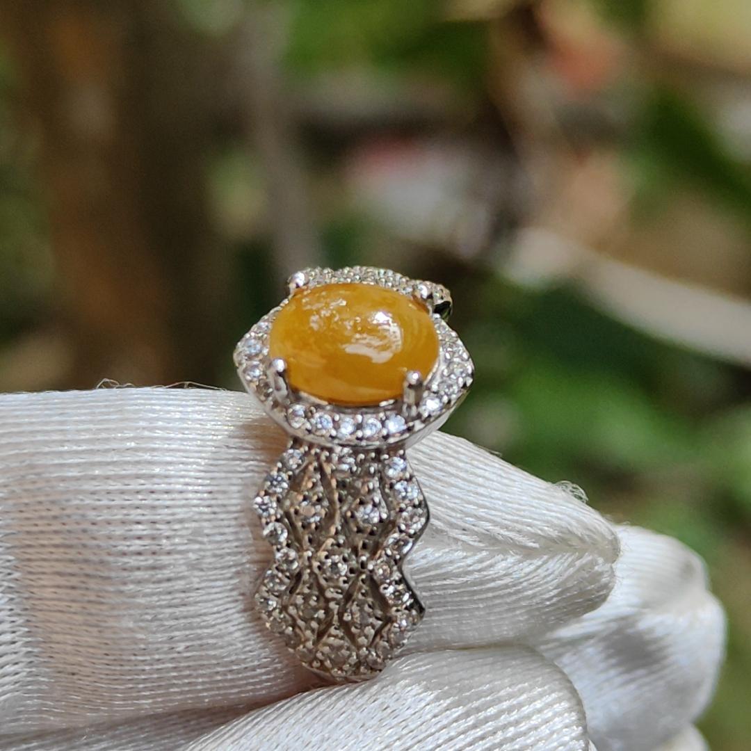 High Quality Yellow Natural Type A Jadeite Jade crafted as Oval Cabochon measurement 7.5 * 6 * 3 mm set on Quality S925 Silver as Ring with Certificate weigh 2.84 grams (s925ring10) Yi Pin Qian