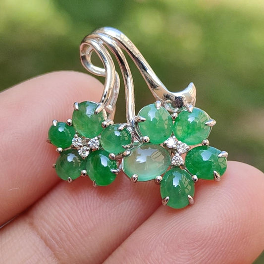Unique design with 10 Quality Green Natural Type A Jadeite Jade Cabochons set on Quality S925 Silver as Pendant, certificate weigh 2.39 grams (s925p1) Yi Pin Qian