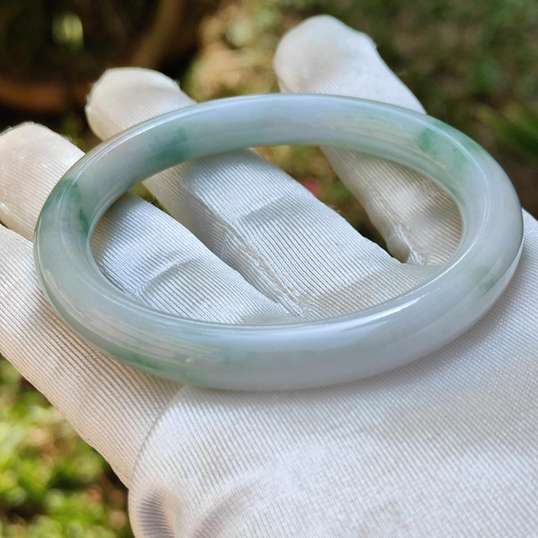 Premium Quality Green and Yellow Natural Type A Jadeite Jade crafted with shapes of Perfect Circle represent Blessed shape bangle, with certificate weigh 36.75 grams, measurement 8.6 * 8.3 (bangle2) Yi Pin Qian