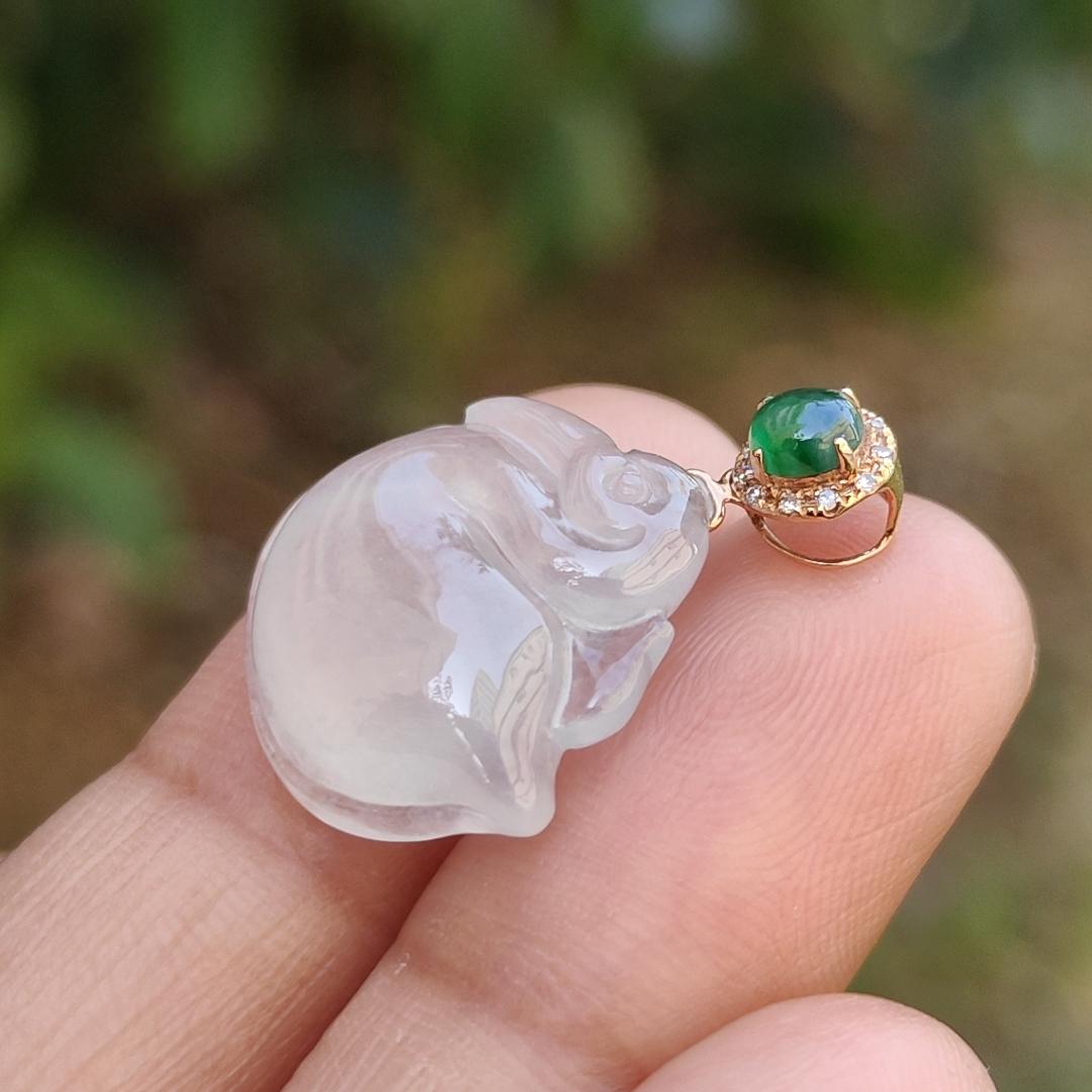Icy Translucent Natural Type A Jadeite Jade crafted as Swan set on 18k gold clasp with certificate weighs 2.48 grams, measurement 16.9 * 16.3 * 5.1 mm (18kp37) Yi Pin Qian