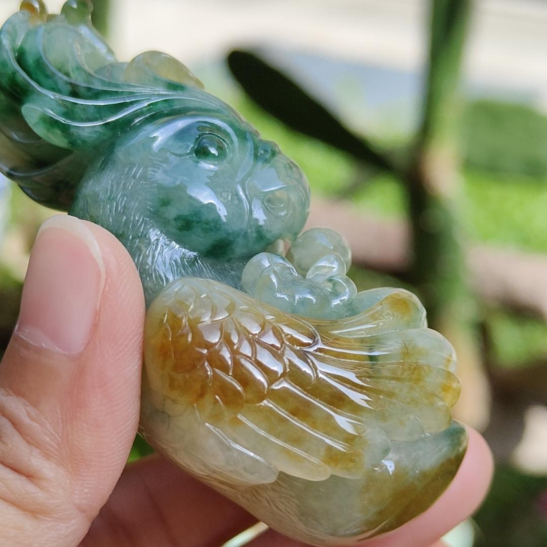 Super Rare Multi Tones Collectible Natural Type A Jadeite Jade crafted with Parrot for Handheld, certificate weighs 121.86 grams, measurement 76 * 42.5 * 34.3 mm (hand7) Yi Pin Qian