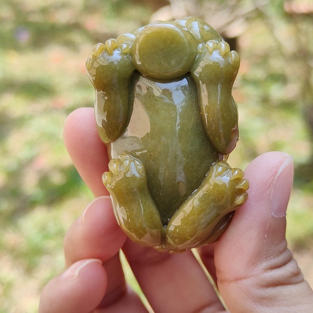 Super Rare Yellow, Redish and Green Hue Natural Type A Jadeite Jade crafted with Lion as Hand-held piece, display or Pendant, certificate weigh 93.64 grams, measurement 53.3 * 32.2 * 30.7 mm (hand5) Yi Pin Qian