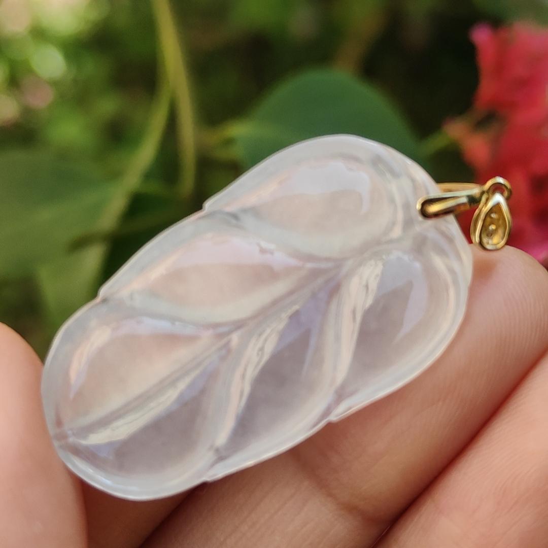 18k Gold Clasp added to this Icy Translucent Natural Type A Jadeite Pendant leaf symbols of Health, longevity and prosperity, with certificate included for this jadeite weigh 5.22 grams, 34.8 * 19.7 * 4.3 mm, suitable for daily wear (18kp2) Yi Pin Qian