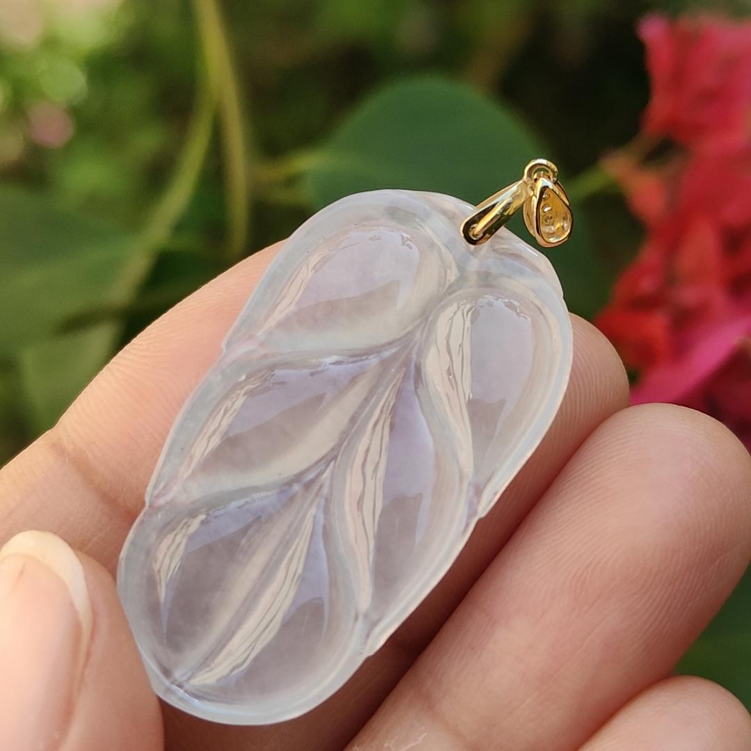 18k Gold Clasp added to this Icy Translucent Natural Type A Jadeite Pendant leaf symbols of Health, longevity and prosperity, with certificate included for this jadeite weigh 5.22 grams, 34.8 * 19.7 * 4.3 mm, suitable for daily wear (18kp2) Yi Pin Qian