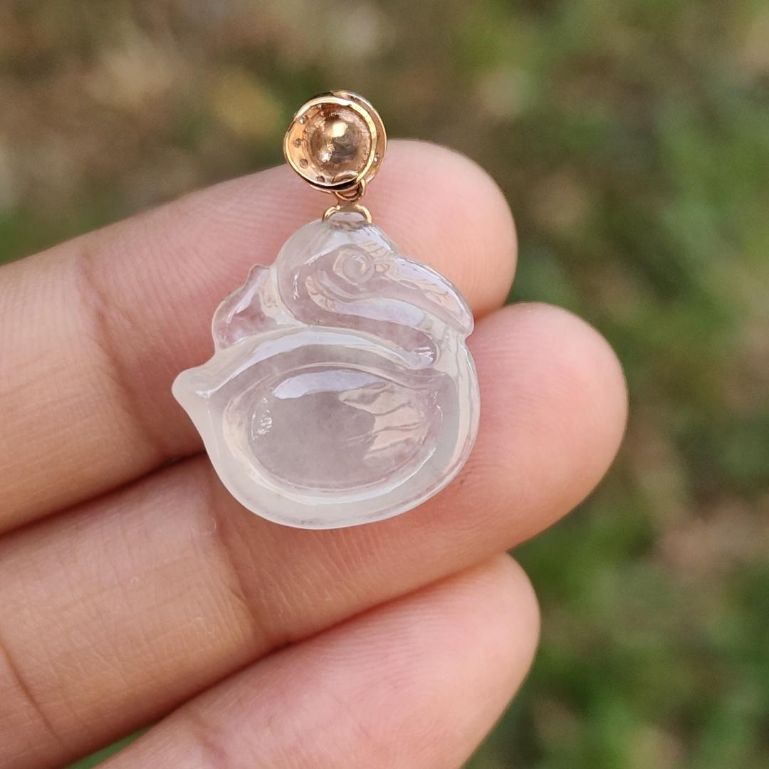 Icy Translucent Natural Type A Jadeite Jade crafted as Swan set on 18k gold clasp with certificate weighs 2.48 grams, measurement 16.9 * 16.3 * 5.1 mm (18kp37) Yi Pin Qian