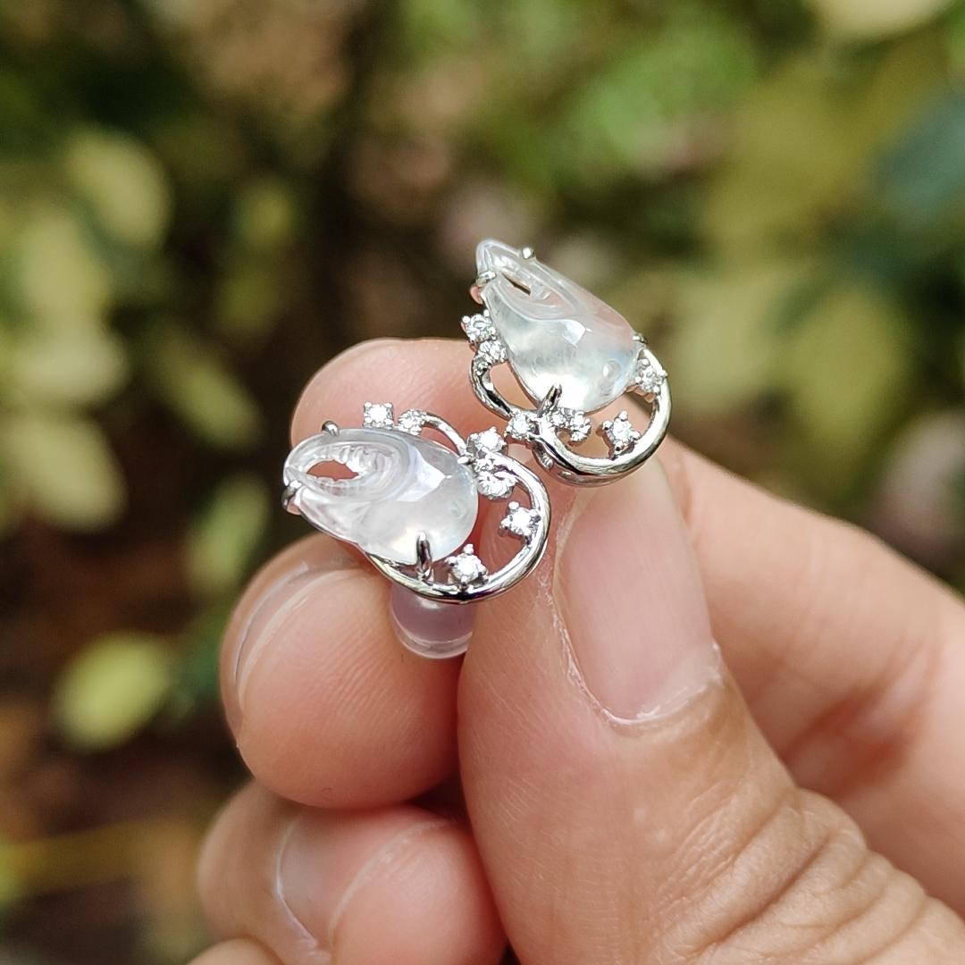 A Pair of High-Quality Natural Type A Jadeite Jade crafted as Crab Claws set with 18k gold as Stud Earrings, certificate weighs 1.89 grams (18k05) Yi Pin Qian Jadeites Jade Jewelry ~Your Precious Quintessential ~ Singapore