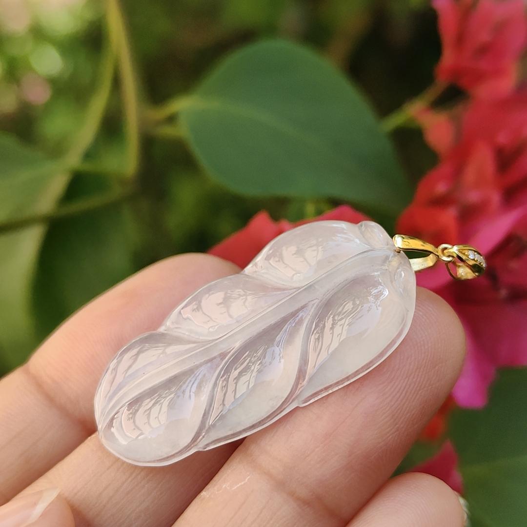 18k Gold Clasp added to this Icy Translucent Natural Type A Jadeite Pendant leaf symbols of Health, longevity and prosperity, with certificate included for this jadeite weigh 5.22 grams, 34.8 * 19.7 * 4.3 mm, suitable for daily wear (18kp2) Yi Pin Qian