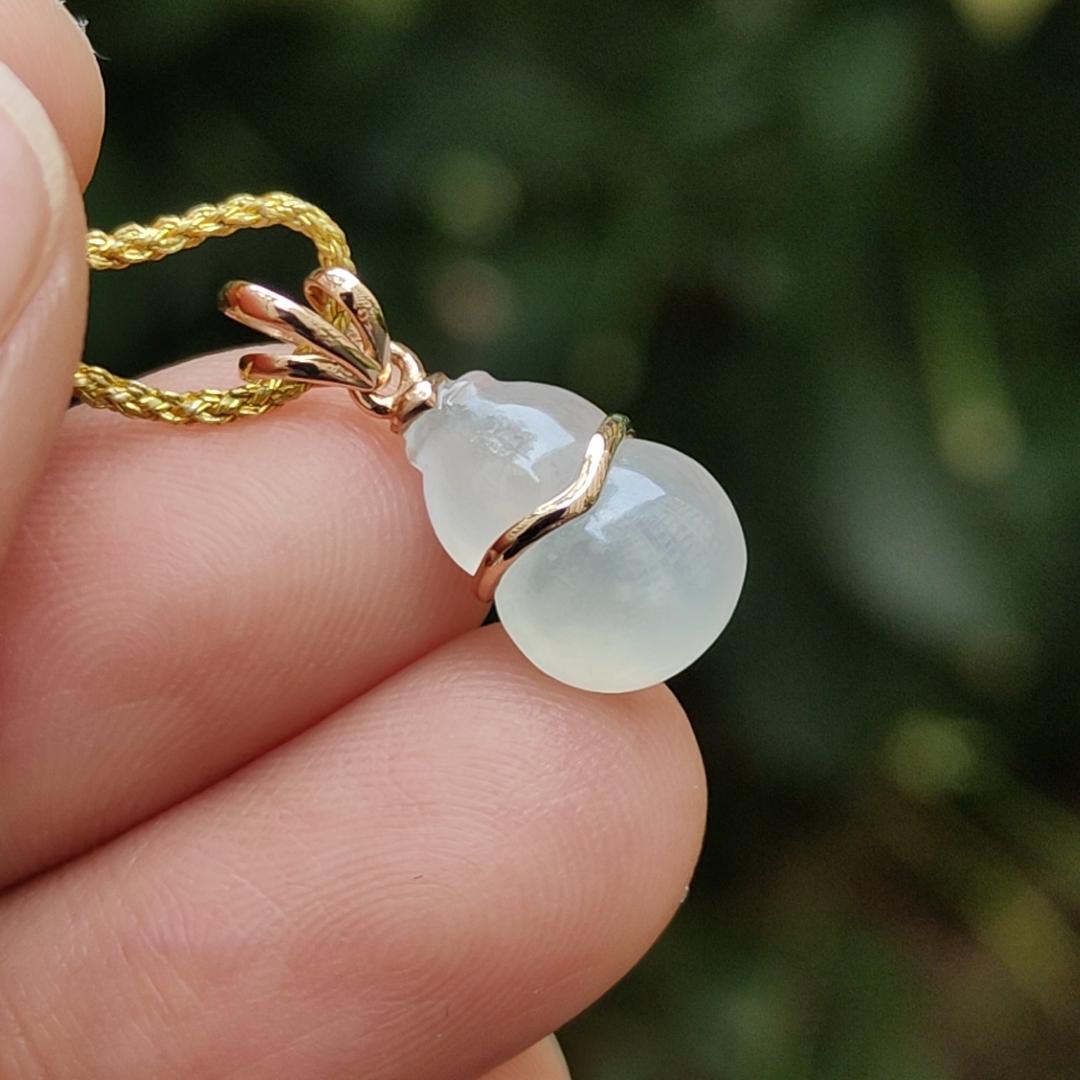 High Quality SG New Arrival crafted as small Gourd on Natural Type A Jadeite Jade set with 18k gold as pendant, certificate weighs 1.01 grams, measurement 18.9 * 8.3 * 4.3 mm (18kp75) Yi Pin Qian Jadeites Jade Jewelry ~Your Precious Quintessential ~ Singapore