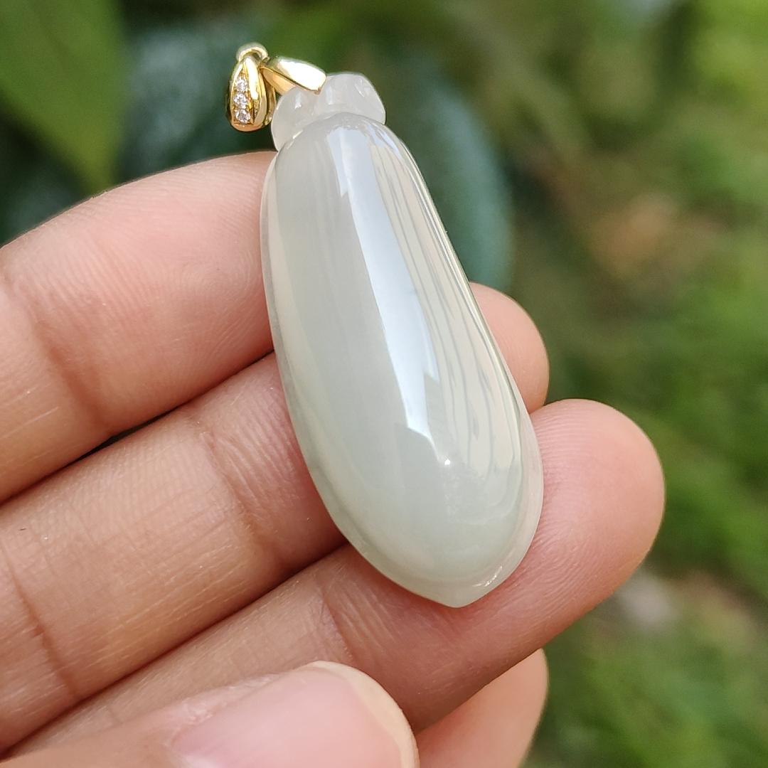 Semi Icy Natural Type A Jadeite Jade crafted with Blessing Melon as Pendant adding 18k gold clasp with certificate weigh 7.46 grams, measurement 36.3 * 14.5 * 8.3 mm (18kp30) Yi Pin Qian