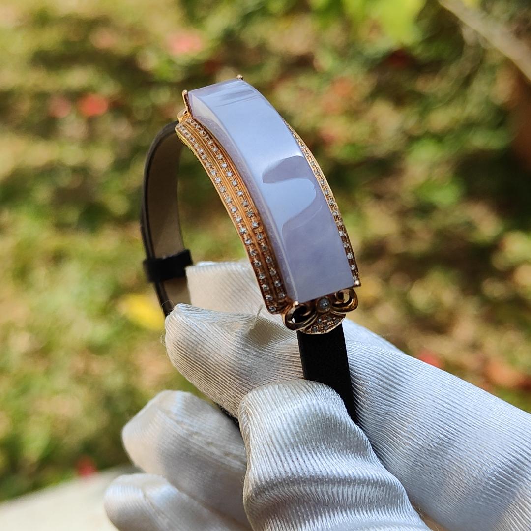 Lavender Natural Type A Jadeite Jade crafted with curve shape set on AU750 as a wrist bracelet with certificate weigh 6.39 grams, measurement 39.7 * 13.9 * 8.1 mm (18kpw2) Yi Pin Qian