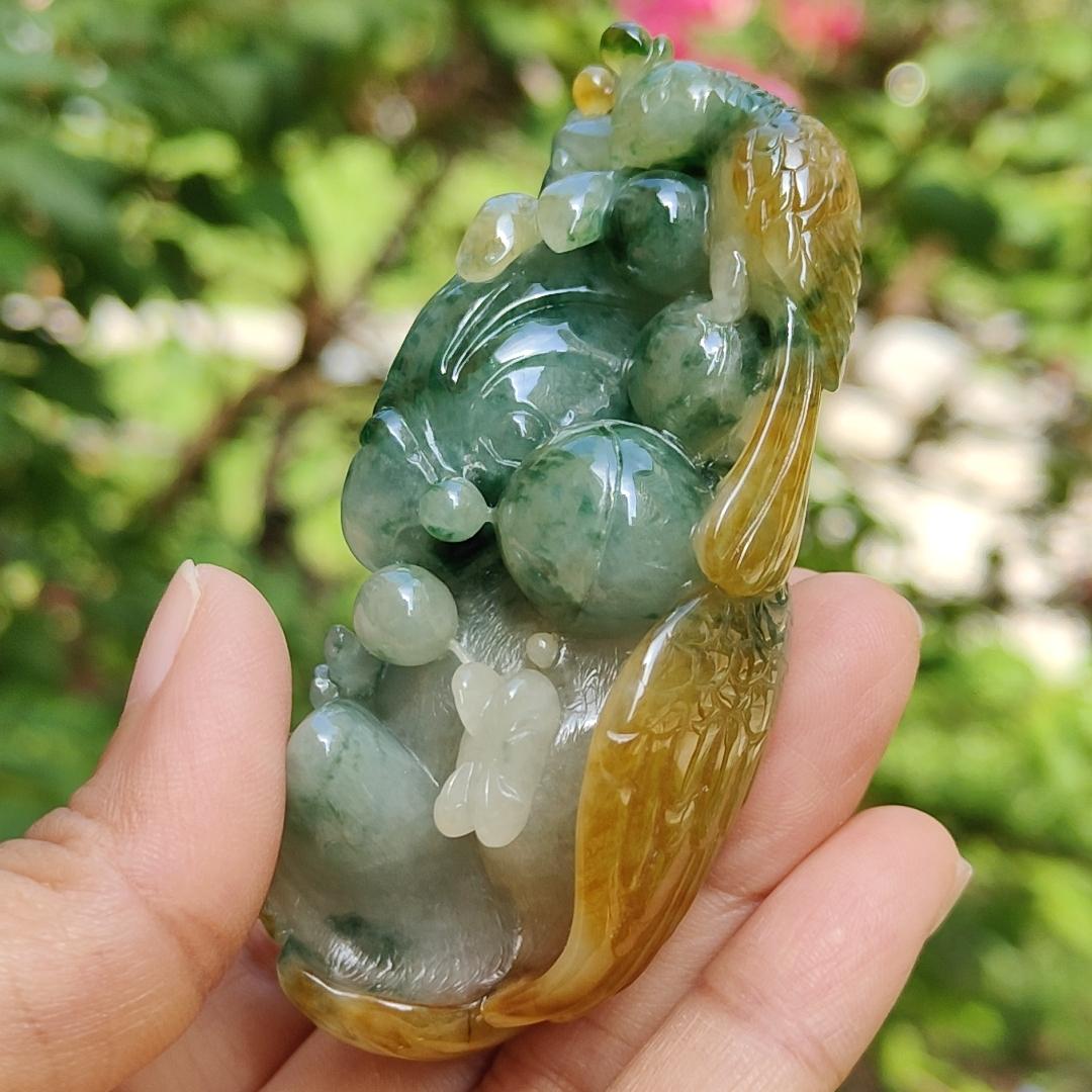Super Rare Multi Tones Collectible Natural Type A Jadeite Jade crafted with Parrot for Handheld, certificate weighs 121.86 grams, measurement 76 * 42.5 * 34.3 mm (hand7) Yi Pin Qian