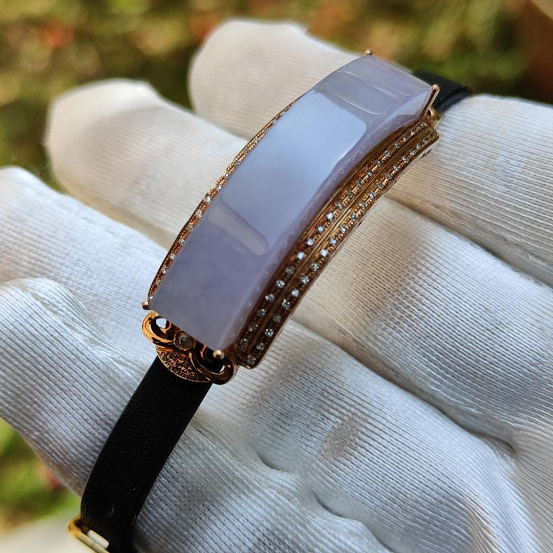 Lavender Natural Type A Jadeite Jade crafted with curve shape set on AU750 as a wrist bracelet with certificate weigh 6.39 grams, measurement 39.7 * 13.9 * 8.1 mm (18kpw2) Yi Pin Qian