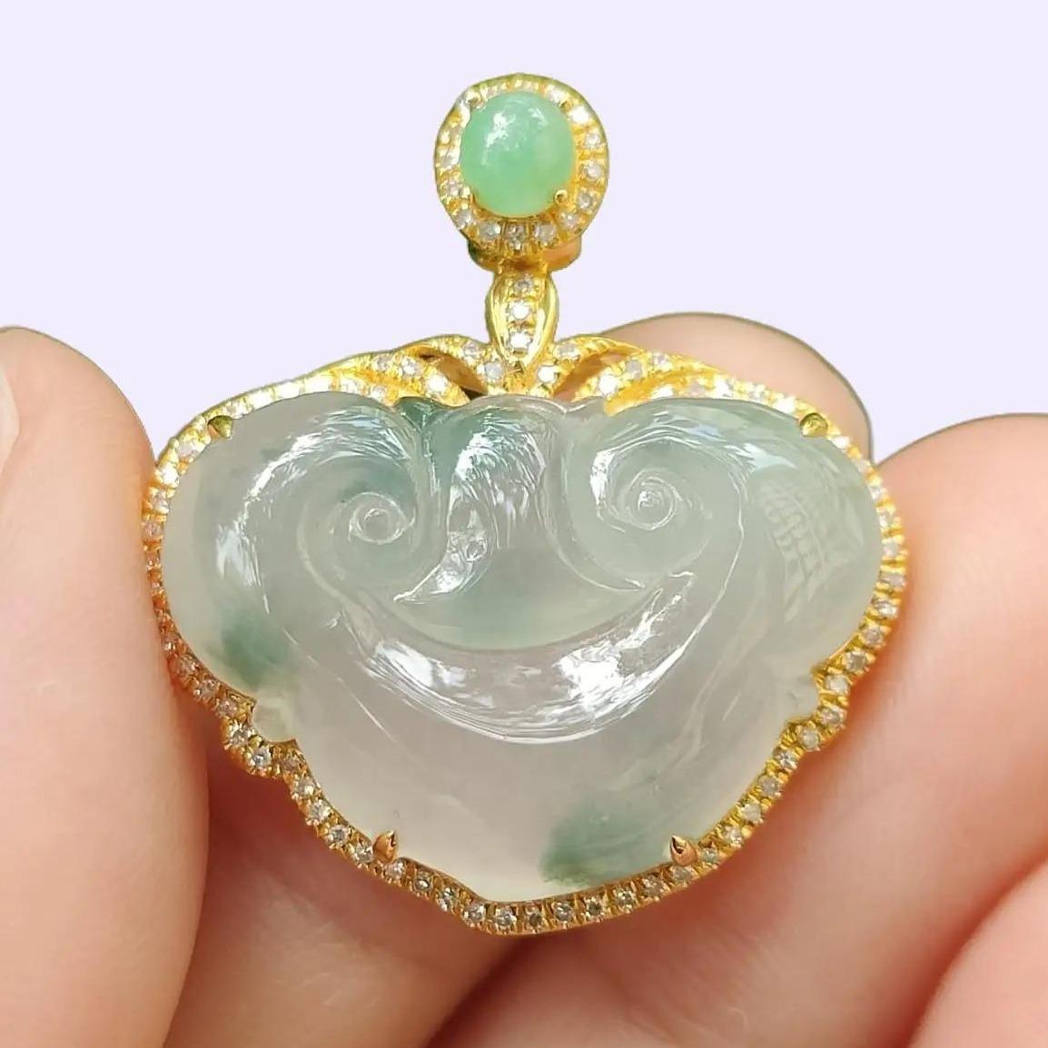 New Arrival in Singapore Premium High Quality Natural Type A Jadeite Jade 18k Gold Pendant crafted as Ruyi, certificate weighs 5.51 grams measurement 27.1 * 24.6 * 7.3 mm (18kp74) Yi Pin Qian Jadeites Jade Jewelry ~Your Precious Quintessential ~ Singapore