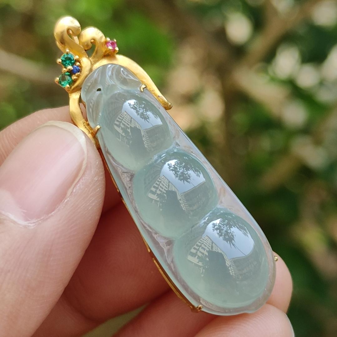 Icy Translucent Premium Quality Natural Type A Jadeite Jade crafted as Bean set on 18k Gold as Pendant, certificate weighs 5.31 grams, measurement 40.6 * 12 * 8 mm (18kp52) Yi Pin Qian