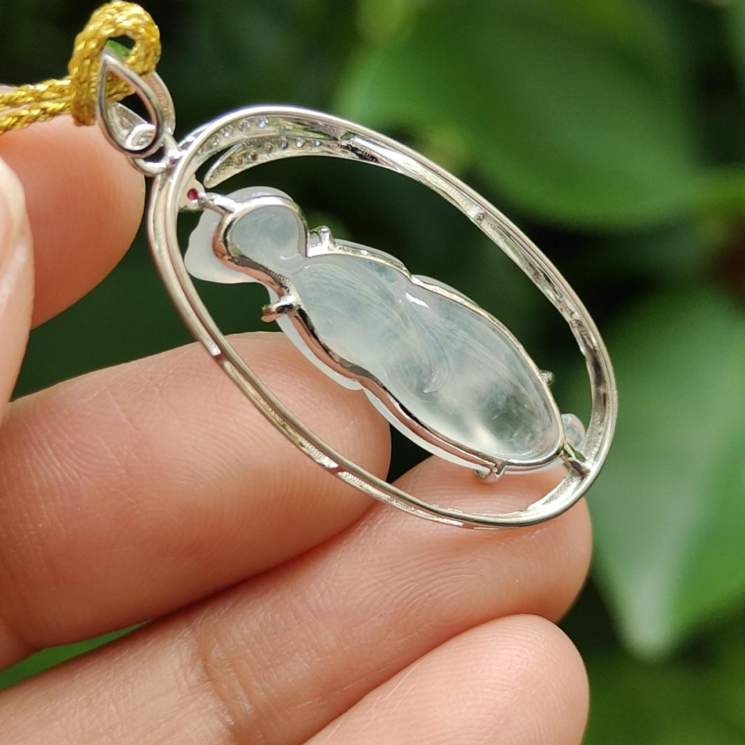 New Arrival SG Local Seller Crafted as The Enlightenment Pendant on Natural Type A Jadeite Jade set with 18k Gold certificate weighs 3.12 grams, measurement 35.8 * 17.2 * 7 mm (18kp81) Yi Pin Qian Jadeites Jade Jewelry ~Your Precious Quintessential ~ Singapore