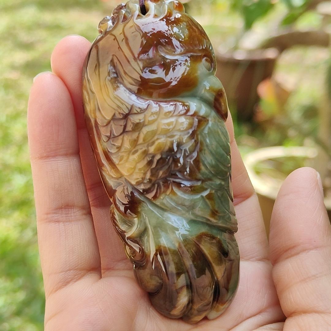 Rare Quality Brown, Redish and Green Natural Type A Jadeite Jade crafted with Parrot, can be use for display for as a hand-held piece with certificate weigh 133.29 grams, measurement 85.6 * 36.6 * 21 mm (hand3) Yi Pin Qian