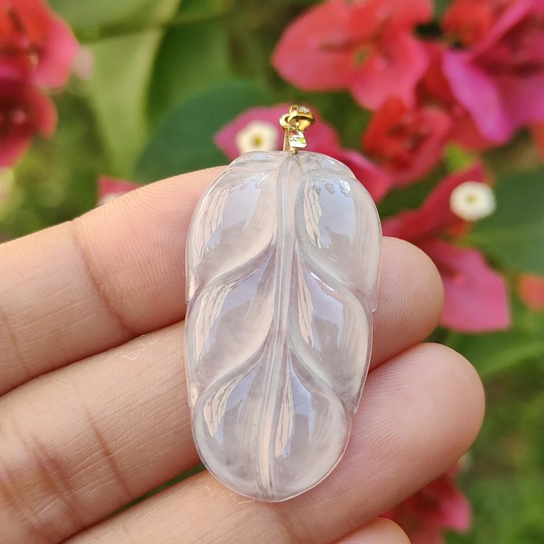 18k Gold Clasp added to this Icy Translucent Natural Type A Jadeite Pendant leaf symbols of Health, longevity and prosperity, with certificate included for this jadeite weigh 5.22 grams, 34.8 * 19.7 * 4.3 mm, suitable for daily wear (18kp2) Yi Pin Qian