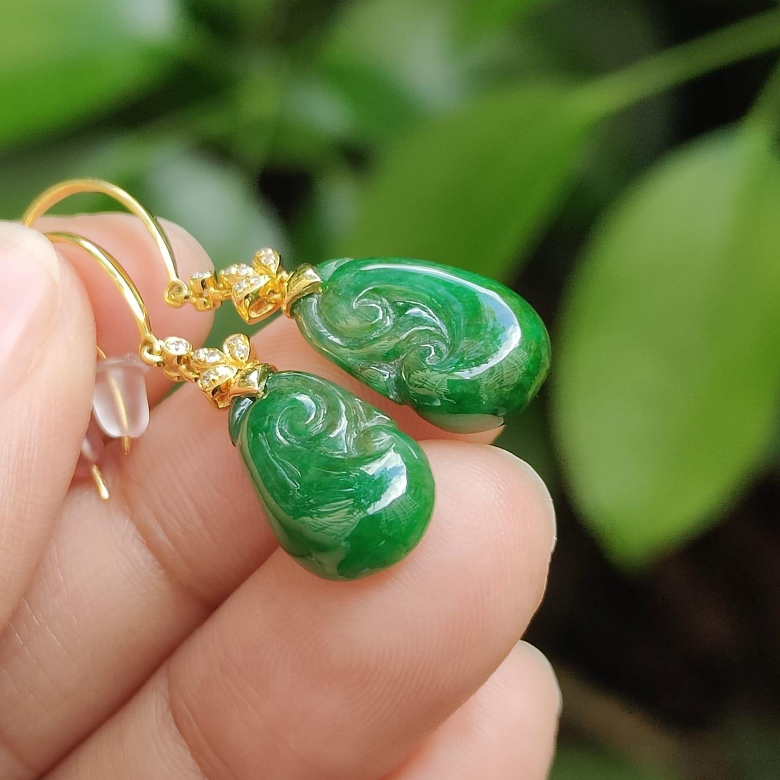 A Pair of Green Ruyi crafted on Natural Type A Jadeite Jade 18k Hook Earrings, Certificate weighs 3.26 grams (18k07) Yi Pin Qian Jadeites Jade Jewelry ~Your Precious Quintessential ~ Singapore