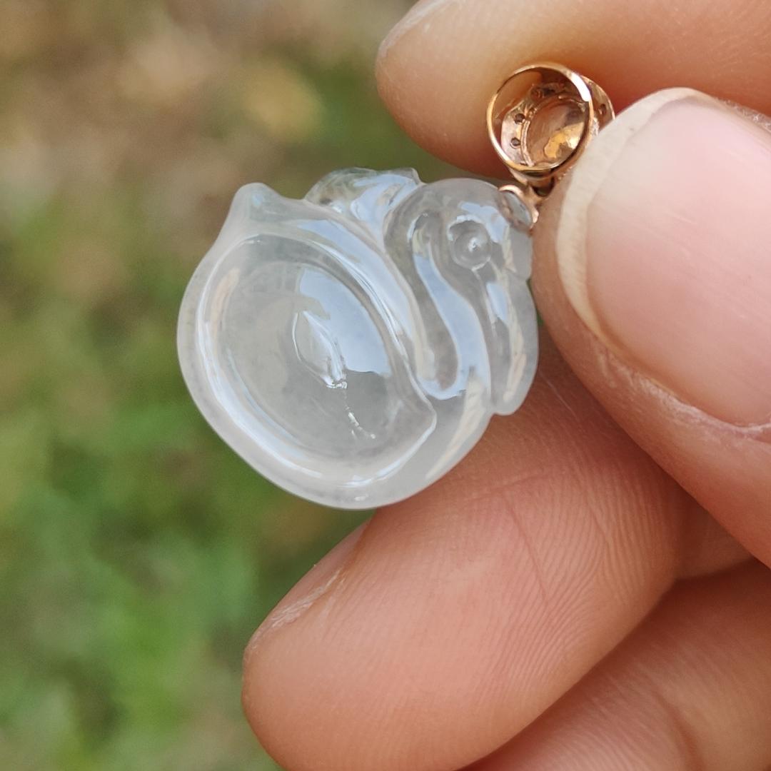 Icy Translucent Natural Type A Jadeite Jade crafted as Swan set on 18k gold clasp with certificate weighs 2.48 grams, measurement 16.9 * 16.3 * 5.1 mm (18kp37) Yi Pin Qian