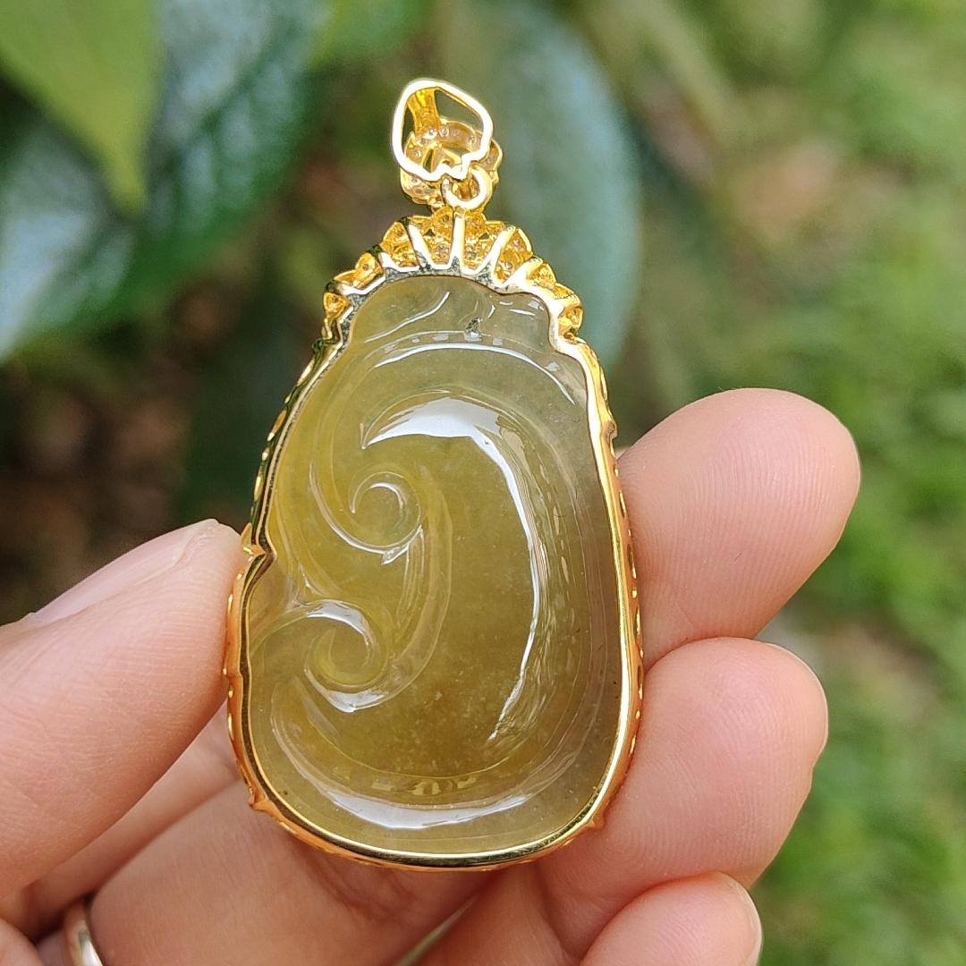Premium quality Yellow Natural Type A Jadeite Jade set on 18k Gold with diamonds as a pendant necklace with certificate weigh 8.58 grams, measurement 47.6 * 25.5 * 7mm (18kp11) Yi Pin Qian