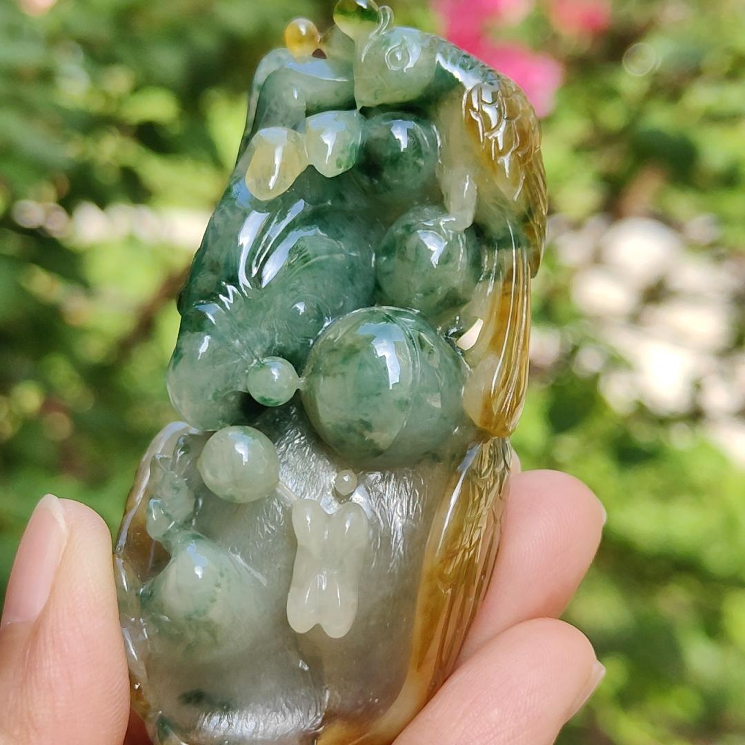 Super Rare Multi Tones Collectible Natural Type A Jadeite Jade crafted with Parrot for Handheld, certificate weighs 121.86 grams, measurement 76 * 42.5 * 34.3 mm (hand7) Yi Pin Qian