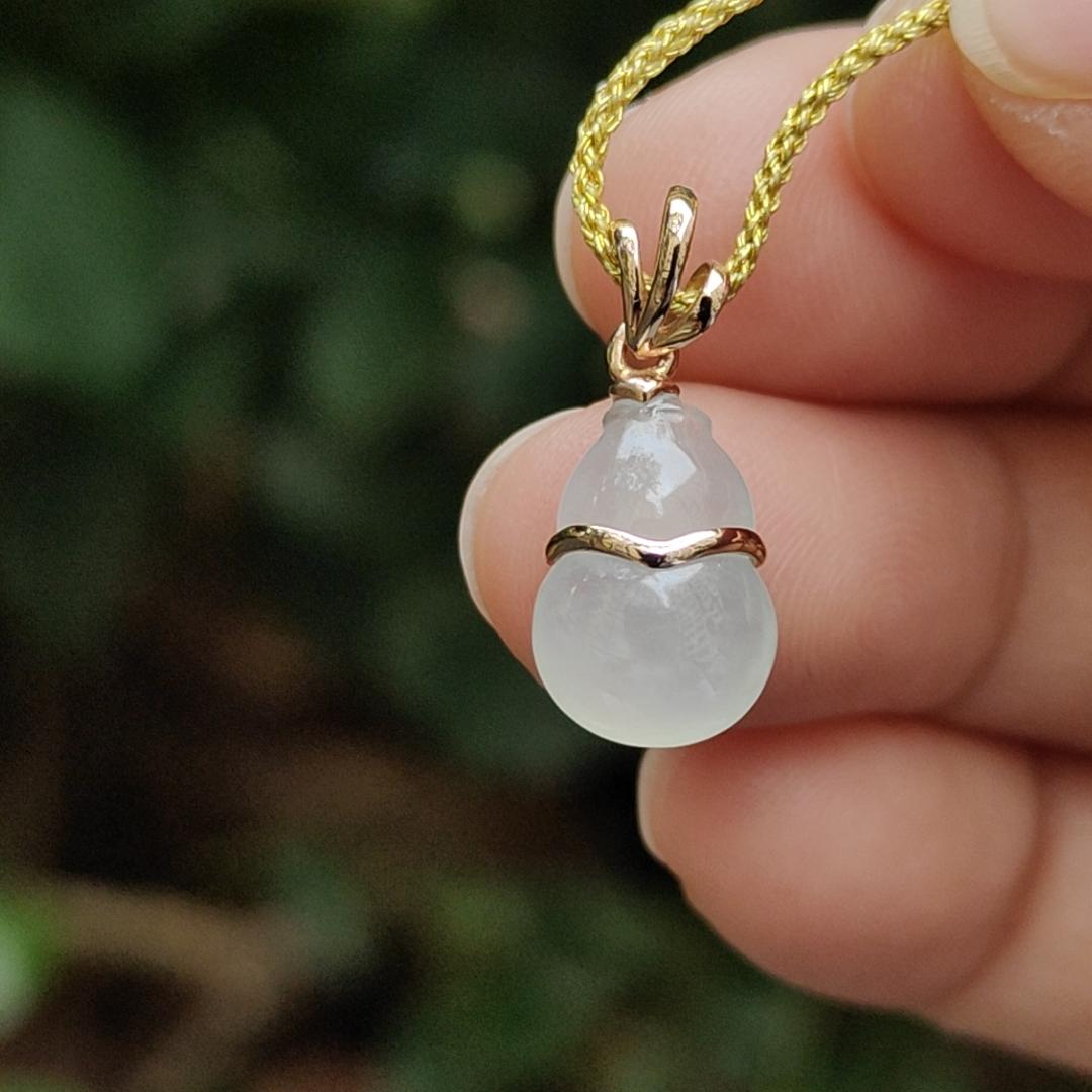 High Quality SG New Arrival crafted as small Gourd on Natural Type A Jadeite Jade set with 18k gold as pendant, certificate weighs 1.01 grams, measurement 18.9 * 8.3 * 4.3 mm (18kp75) Yi Pin Qian Jadeites Jade Jewelry ~Your Precious Quintessential ~ Singapore
