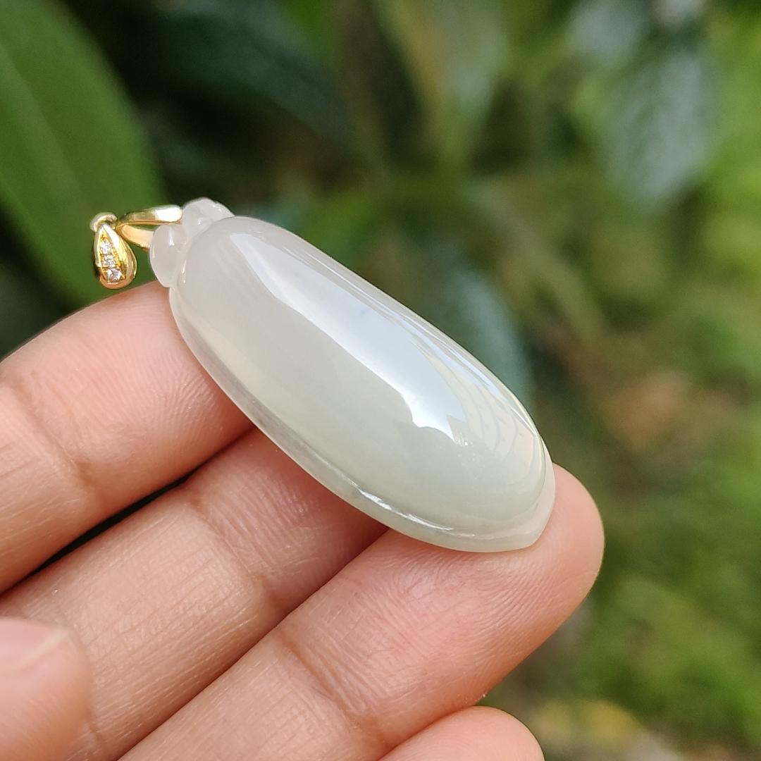 Semi Icy Natural Type A Jadeite Jade crafted with Blessing Melon as Pendant adding 18k gold clasp with certificate weigh 7.46 grams, measurement 36.3 * 14.5 * 8.3 mm (18kp30) Yi Pin Qian