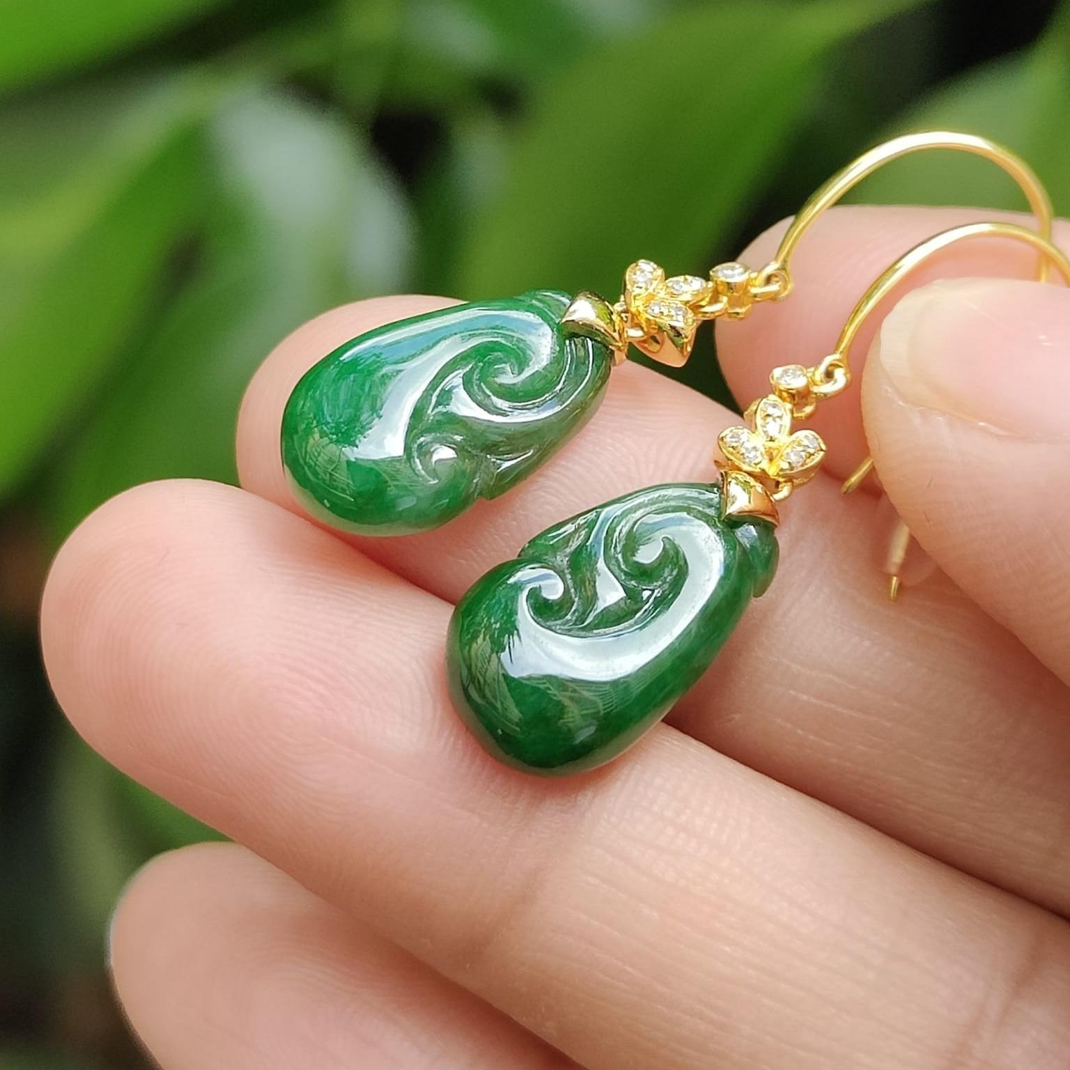 A Pair of Green Ruyi crafted on Natural Type A Jadeite Jade 18k Hook Earrings, Certificate weighs 3.26 grams (18k07) Yi Pin Qian Jadeites Jade Jewelry ~Your Precious Quintessential ~ Singapore