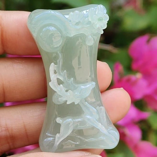 Highly Translucent faint green Old Mine with Specific Gravity 3.34, Carved as deer with very fine grain and good translucency Natural Type A Jadeite Pendant / Collection with NGI Gemstone report weight 140.16 grams, 47.50 * 26.75 * 13.29 mm (pendant131) Yi Pin Qian