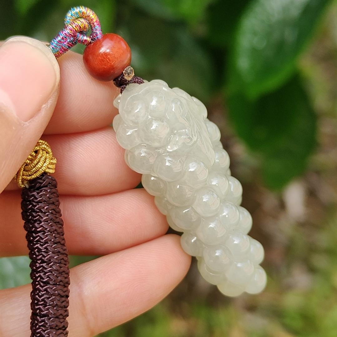 Semi Icy Natural Type A Jadeite Pendant Necklace crafted with Grapes symbols of A huge profit, suitable for businessmen, certificate weigh 19.72 grams, 44.8 * 19 * 13.3 mm (pendant161) Yi Pin Qian