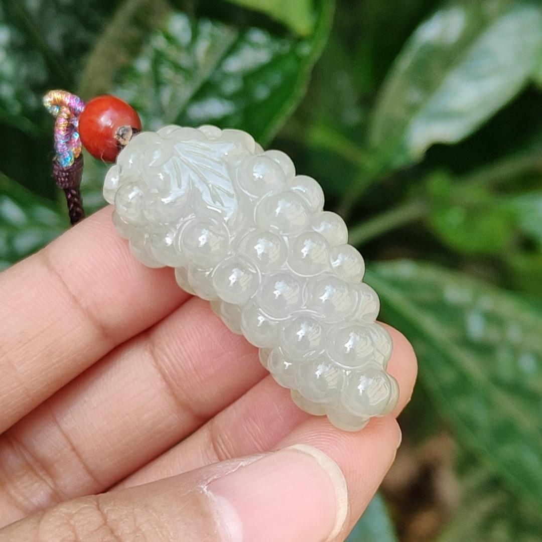 Semi Icy Natural Type A Jadeite Pendant Necklace crafted with Grapes symbols of A huge profit, suitable for businessmen, certificate weigh 19.72 grams, 44.8 * 19 * 13.3 mm (pendant161) Yi Pin Qian