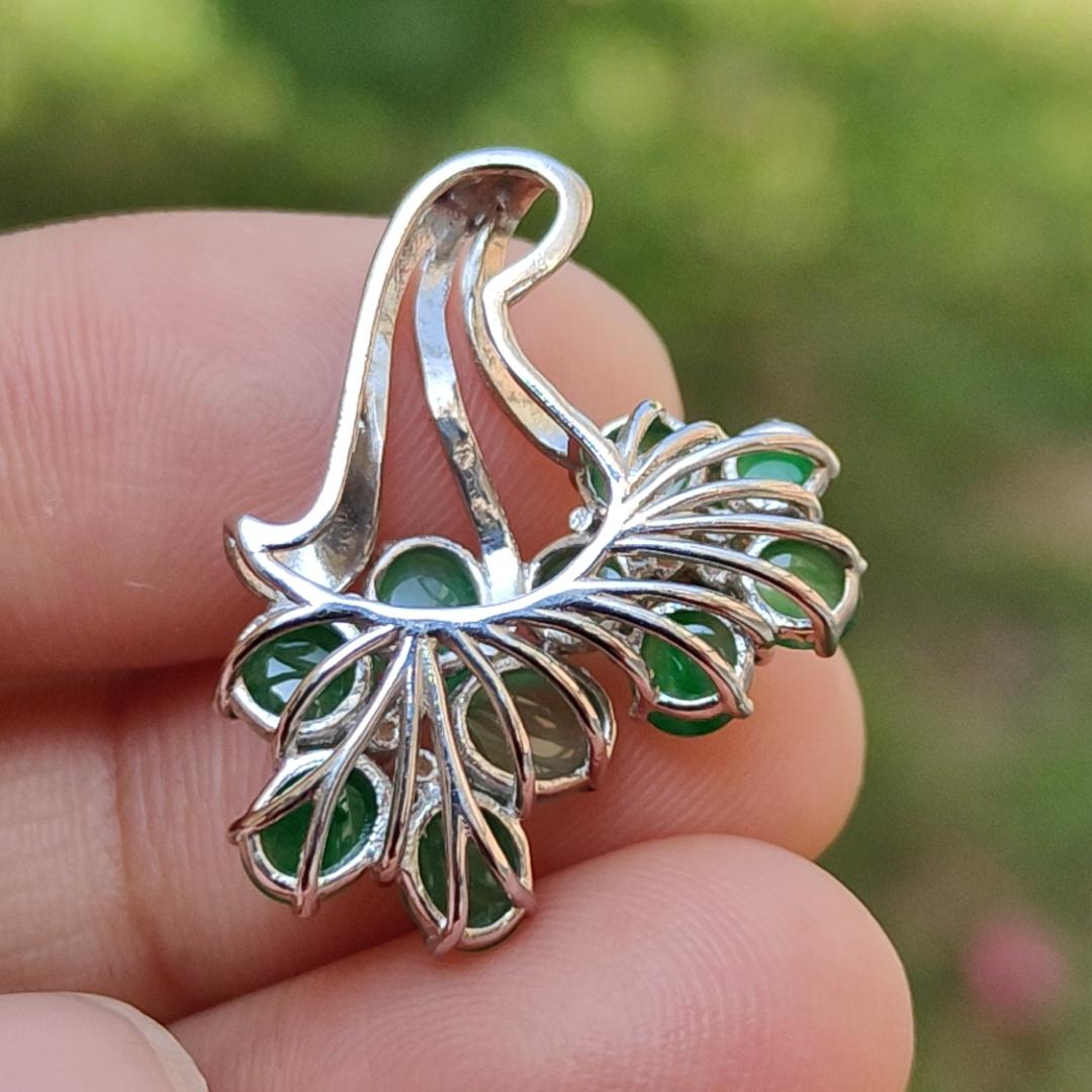 Unique design with 10 Quality Green Natural Type A Jadeite Jade Cabochons set on Quality S925 Silver as Pendant, certificate weigh 2.39 grams (s925p1) Yi Pin Qian