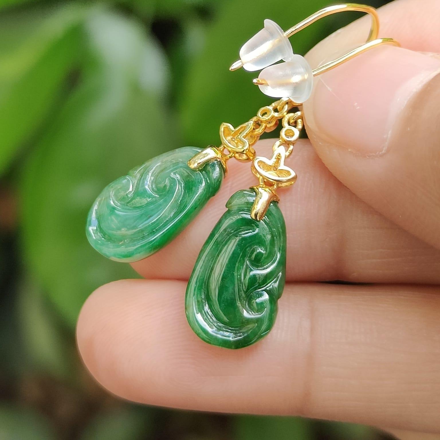 A Pair of Green Ruyi crafted on Natural Type A Jadeite Jade 18k Hook Earrings, Certificate weighs 3.26 grams (18k07) Yi Pin Qian Jadeites Jade Jewelry ~Your Precious Quintessential ~ Singapore