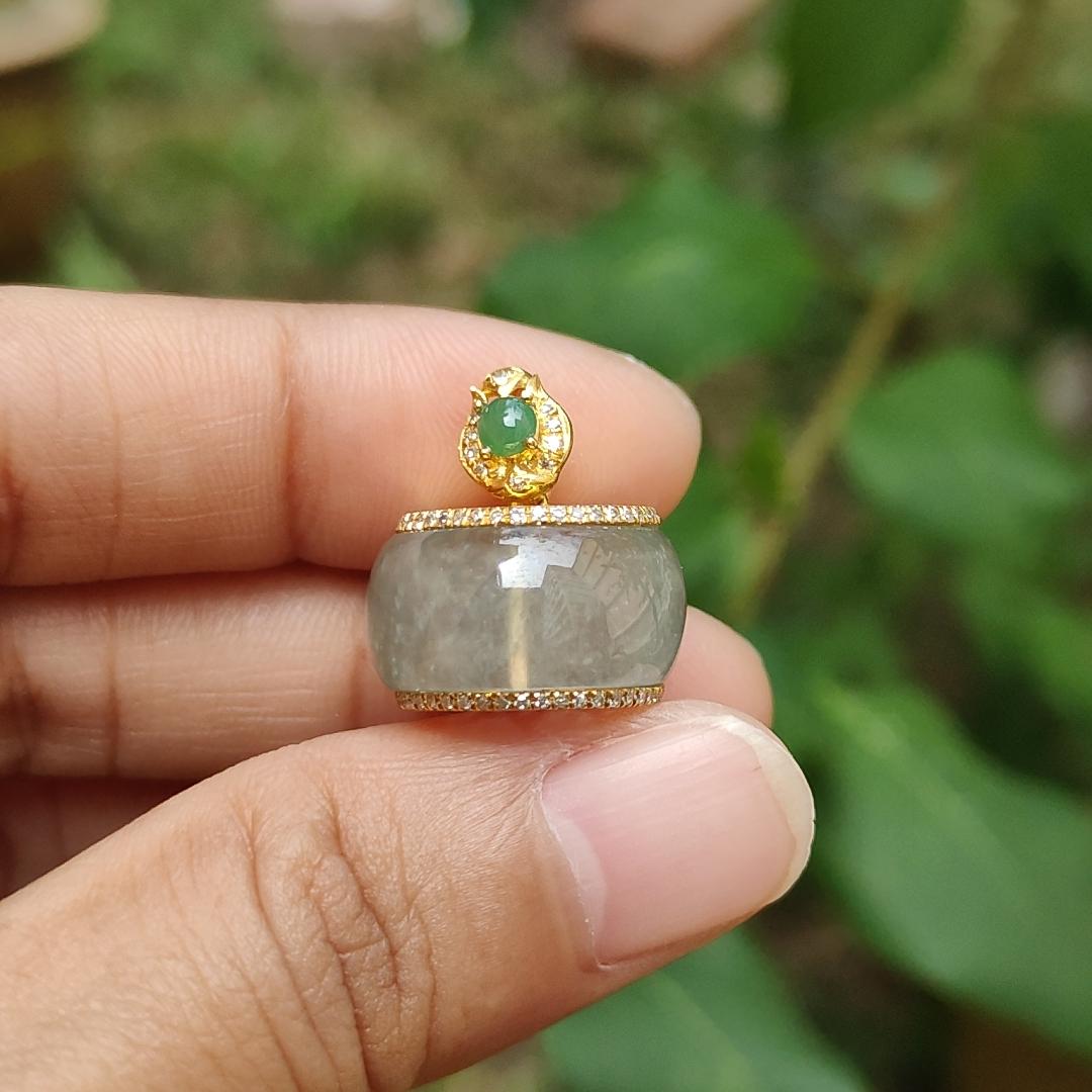 Premium Icy Natural Type A Jadeite Jade crafted and set on 18k gold with the shape of Drum as pendant, adding diamonds and 1 green cabochon, certificate included weigh 4.72 grams, measurement 10.1 * 16.7 (18kp22) Yi Pin Qian