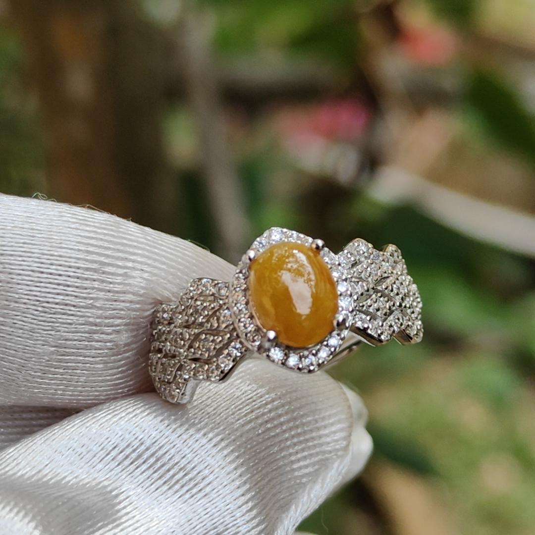 High Quality Yellow Natural Type A Jadeite Jade crafted as Oval Cabochon measurement 7.5 * 6 * 3 mm set on Quality S925 Silver as Ring with Certificate weigh 2.84 grams (s925ring10) Yi Pin Qian