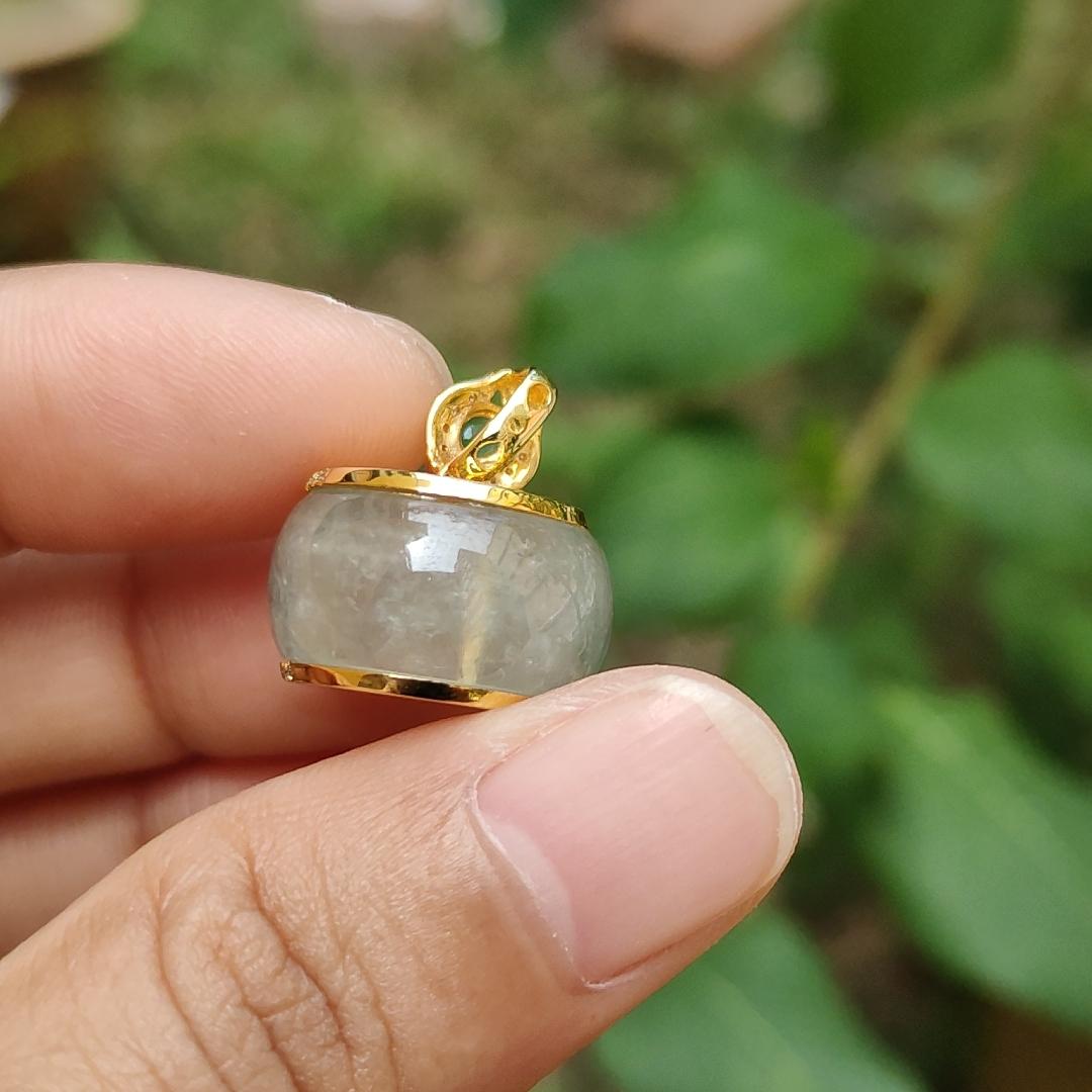 Premium Icy Natural Type A Jadeite Jade crafted and set on 18k gold with the shape of Drum as pendant, adding diamonds and 1 green cabochon, certificate included weigh 4.72 grams, measurement 10.1 * 16.7 (18kp22) Yi Pin Qian