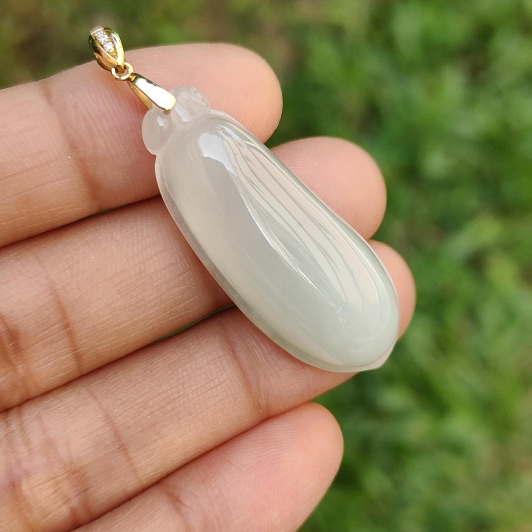 Semi Icy Natural Type A Jadeite Jade crafted with Blessing Melon as Pendant adding 18k gold clasp with certificate weigh 7.46 grams, measurement 36.3 * 14.5 * 8.3 mm (18kp30) Yi Pin Qian