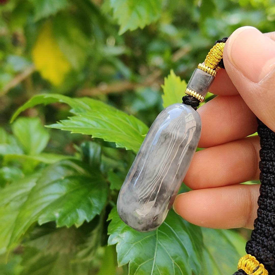 Black Wuji Natural Type A Jadeite Pendant does not carved with any patterns represent Peace and Safety and Jadeite symbolizes luck, eternity, and balance, with certificate weigh 16.55 grams, 39 * 16.2 * 11 mm, suitable for daily wear (pendant79) Yi Pin Qian